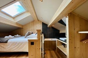 1 dormitorio con cama y ventana en Chalet Snö 1750, en Font-Romeu-Odeillo-Via