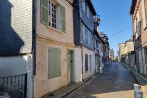 an empty street in an old town with buildings at La Cabane de Milo - Typical Honfleur fisherman's house - 2 bedrooms in Honfleur