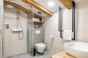 uma casa de banho com um chuveiro, um WC e um lavatório. em Luxury rooms Prestige Palace em Split