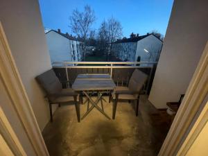 - Balcón con mesa y 2 sillas en #4 modern & comfortable apartment en Memmingen