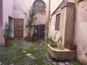 Un edificio antiguo con un patio con una fuente de agua. en The Fox Cove, en Roma