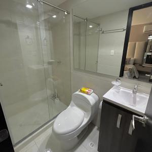 uma casa de banho com um chuveiro, um WC e um lavatório. em Apartamento Amoblado Luxury Excelente Ubicacion em Cúcuta