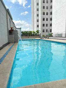 una piscina de agua azul en un edificio en Apartamento Amoblado Luxury Excelente Ubicacion, en Cúcuta