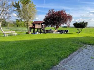 einen Park mit Spielplatz und Pavillon in der Unterkunft Victoria Appartement in Kappel-Grafenhausen