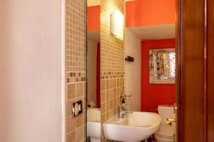 un bagno con lavandino e WC di Casa Vacacional Golfin ad Arona Altre 18 foto