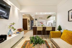 un soggiorno con divano e una cucina di The excellent home ad Atene