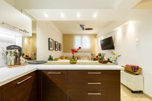 una cucina con lavandino e piano di lavoro di The excellent home ad Atene