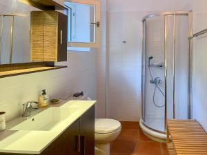 uma casa de banho com um lavatório e um chuveiro. em Mani family friendly, mountain house with parking em Oítilon