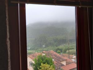 Vista general de una montaña o vista desde la habitación en casa particular 