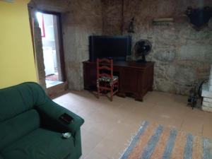 Una televisión o centro de entretenimiento en A CASA de FLORINDA