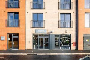 uma loja em frente a um edifício de tijolos com janelas em BOLD Apartments - Liverpool City Centre em Liverpool