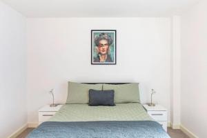 um quarto com uma cama e uma fotografia na parede em BOLD Apartments - Perfect Location em Liverpool