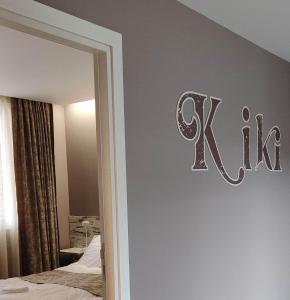 Una señal que dice kle en una pared en un dormitorio en Kiki Home en Blagoevgrad