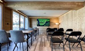 a room with tables and chairs and a painting on the wall at Chalet Snö 1750 in Font Romeu Odeillo Via