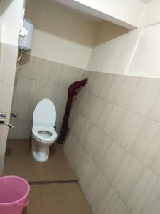 bagno con servizi igienici in camera di DukeRaj Homestay a Darjeeling