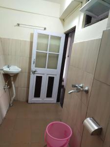 een badkamer met een roze toilet en een wastafel bij DukeRaj Homestay in Darjeeling
