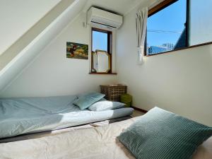 Un dormitorio con dos camas y una ventana. en Shinjuku/Kabukichō｜Super Busy Area｜Cozy House｜85㎡, en Tokio