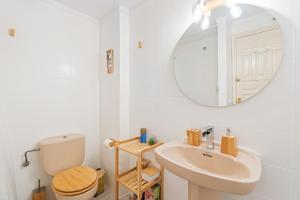 Kúpeľňa v ubytovaní WELCS APARTAMENTO 055 EMP con terraza y vistas al canal + 12 fotografií