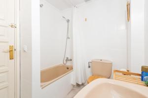 Kúpeľňa v ubytovaní WELCS APARTAMENTO 055 EMP con terraza y vistas al canal