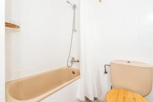 Kúpeľňa v ubytovaní WELCS APARTAMENTO 055 EMP con terraza y vistas al canal