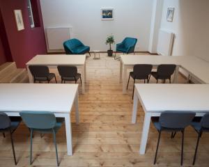 een groep tafels en stoelen in een kamer bij Les Myosotis in Assesse