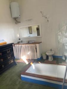 bagno con vasca, lavandino e servizi igienici di Gavene a Villamagna