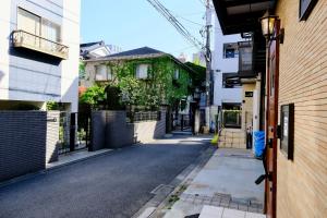 un callejón entre dos edificios en una ciudad en Shinjuku/Kabukichō｜Super Busy Area｜Cozy House｜85㎡, en Tokio