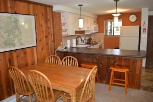 Kuchyň nebo kuchyňský kout v ubytování Beaver Village Unit #0612