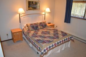 Postel nebo postele na pokoji v ubytování Beaver Village Unit #0612 + 14 fotografií