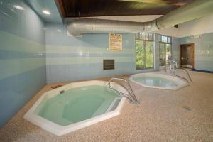 een badkamer met een jacuzzi in een kamer bij Beaver Village Unit #0612 in Winter Park