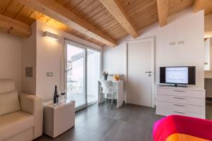 TV a/nebo společenská místnost v ubytování B&B Bianco E Blu