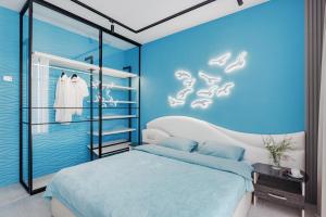 Dormitorio azul con cama y pared azul en THE BEST APARTMENT ON THE SEASIDE IN ODESA! Luxury apartments in Arcadia, near seaside!, en Odessa