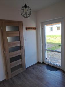 ein leeres Zimmer mit einer Tür und einem Fenster in der Unterkunft Chata Štíty in Štíty