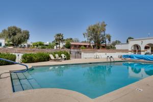 una gran piscina de agua azul en Green Valley Vacation Rental with Community Pools!, en Green Valley