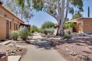 una acera frente a una casa con un árbol en Green Valley Vacation Rental with Community Pools!, en Green Valley