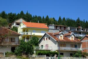 eine Gruppe von Häusern mit Bäumen im Hintergrund in der Unterkunft Angel sky in Drniš