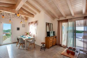 ブドーニにあるCasa Bella Vistaのテーブルと椅子と窓のあるダイニングルーム