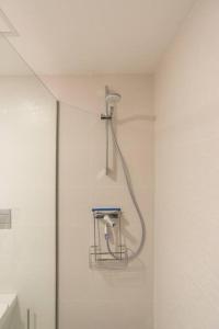 eine Dusche in einem weißen Badezimmer mit einer Dusche in der Unterkunft Mediterranean apartment with sea views in Mijas in Mijas