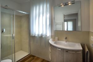 A bathroom at Summer Villas