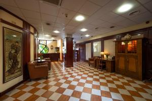 a lobby with a checkered floor and a waiting room at Hotel Secesja in Kraków