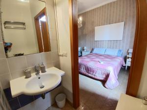 a bathroom with a sink and a bed in a room at Fonte Degna - Alloggio e Sito Storico in Citerna