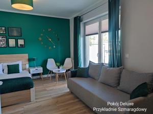 uma sala de estar com um sofá e uma cama em BALTICUS Mrzeżyno em Mrzeżyno