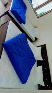 - une chambre avec 2 lits superposés et des oreillers bleus dans l'établissement Hotel Holy Spirit, à Phata