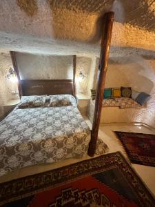 una vista aérea de una cama en una habitación en Uchisar Cave House, en Uchisar