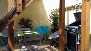 een kamer met een tafel en stoelen en een televisie bij Petite RAFALE in Valras-Plage