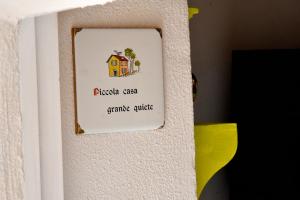 Un cartel en una pared que dice Radio Cafe Prairie Studio en La Chicca di Ste, en Gallipoli