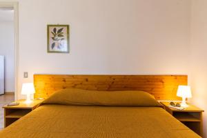 a bedroom with a bed and two lamps on tables at La Meridiana in Capo Vaticano
