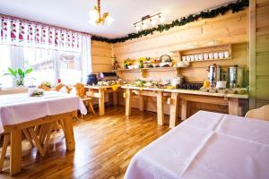 Reštaurácia alebo iné gastronomické zariadenie v ubytovaní OSW Moszczeniczanka