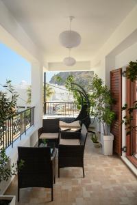 balkon z krzesłami i widokiem na ocean w obiekcie Auster House Santorini w mieście Kamari