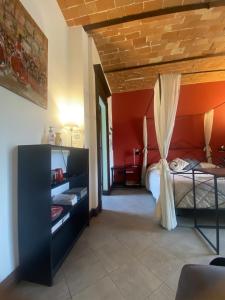 1 dormitorio con cama y techo de madera en Bed&Wine, en Brisighella